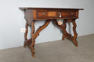 Antico tavolo scrittoio Fratina metà 700 noce massello .  Piemonte XVIII sec Mis 116 x 50 